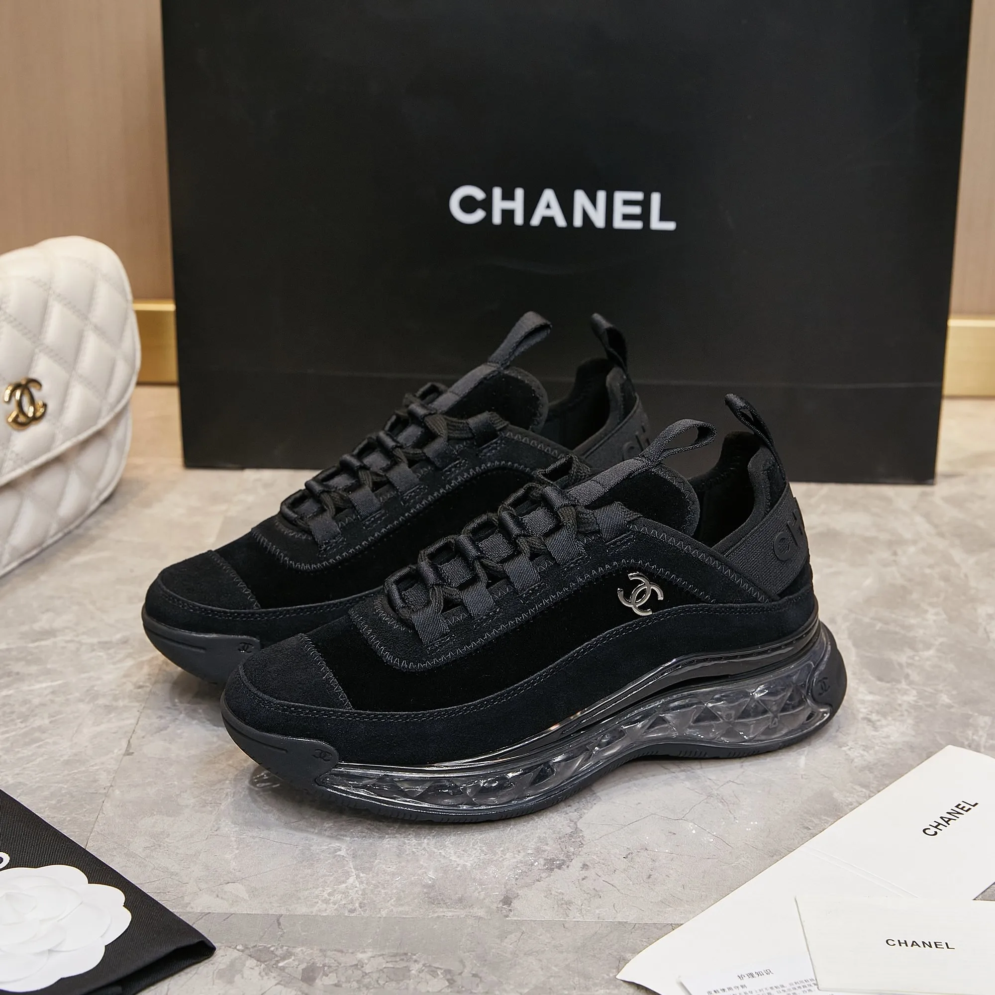 Men's men's shoes pP580! Chanel Chanel - 2024 counter top casual sneakers This classic design; the upper is made of various craftsmanship styles; the outsole is fashionable and sporty; the outsole is fashionable and sporty; the extraordinary inclusion of a variety of color matching elements... The diversified mix and match is very beautiful and versatile, casual, fashionable, sports and outdoor can be taken into account... ꫛꫀꪝ Go➫ Materials: ❶Upper made of: original imported cowhide ❷Inside made of: original imported breathable sheepskin ❸Outsole is based on: Original TPU air cushion outsole. Full set of boutique packaging for women 35–41 and men 39–45.